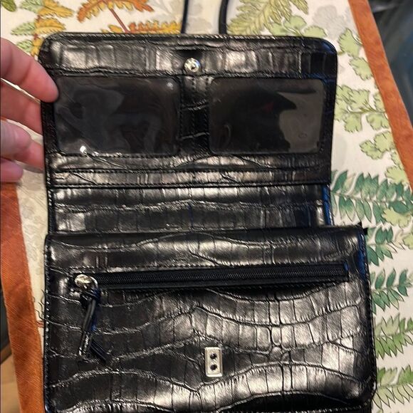 Sleek Black Crossbody Bag with Textured Leather - Picture 3 of 8